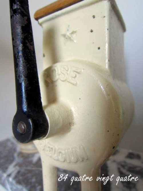 他の写真1: ROSE/ベルギー　クリームカラーの固定式チーズグレーター